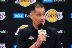 浓眉哥险胜魔术，三连败关键表现点燃全场！