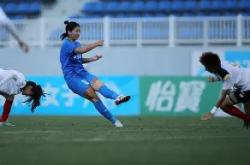 包含千钧一发的足球决胜场，女球员勇夺头筹的词条