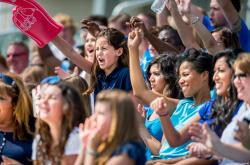 球迷在欧洲国家杯比赛中为球队加油助威