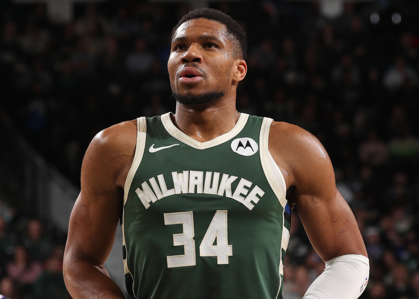 包含字母哥在DWG比赛中重返赛场，比赛局势复杂引发热议！的词条