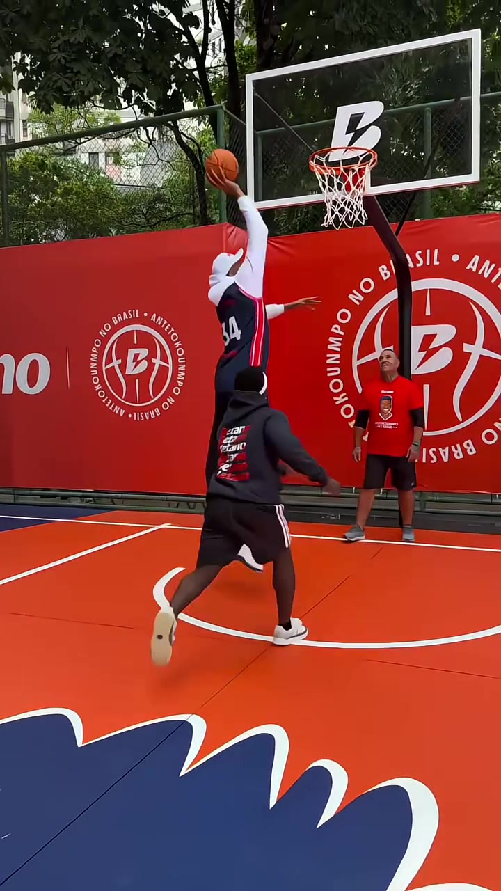 包含字母哥在DWG比赛中重返赛场，比赛局势复杂引发热议！的词条